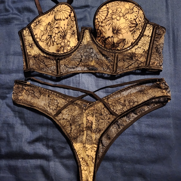 Victoria's Secret Lace set - Picture 3 of 3